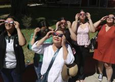 Disfrutan más de cuatro mil personas eclipse solar en el Instituto de Astronomía y Meteorología de la UdeG