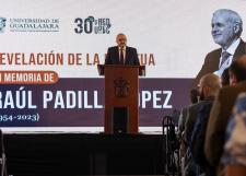 Inmortaliza la UdeG la figura de Raúl Padilla López al develar su estatua a las afueras de la Rectoría