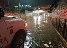Alertan sobre la velocidad del agua en puntos de inundación en el AMG para este temporal de lluvias