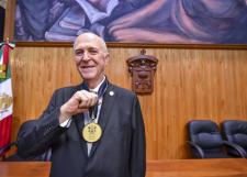 Honran al doctor Miguel Ángel Navarro como Maestro Emérito de la UdeG