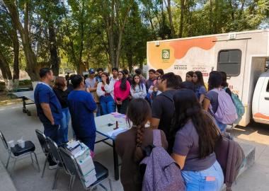 Lleva la CEDHJ el programa Saludándote UDG a diversos planteles del SEMS para orientarles sobre derechos humanos, salud y más
