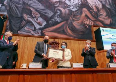 Recibe la doctora Ruth Padilla Muñoz nombramiento de Maestra Emérita de la UdeG