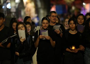 Cristina Rivera Garza y estudiantes de la UdeG hacen estremecedor performance contra los feminicidios