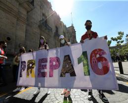 Universitarios entregan cartas en Palacio de Gobierno
