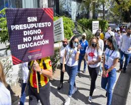 La UdeG reanudó las caminatas y entregó en Casa Jalisco 4 mil 95 firmas
