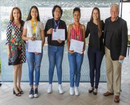 Premia el SEMS a las ganadoras en el concurso de carteles realizado entre Vida Saludable y CUCS