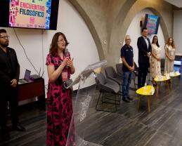 La Preparatoria 22 de la Universidad de Guadalajara (UdeG) fue sede de la edición 2025 del Encuentro Filosófico que cada año organiza el Sistema de Educación Media Superior (SEMS) con la finalidad de promover la reflexión, el pensamiento crítico y el análisis de la realidad social entre las y los adolescentes de bachillerato.  Durante la inauguración, el director de este plantel, maestro Hugo Alejandro Híjar Estrada, aseguró que a este evento se convoca “la inquietud por pensar, reflexionar y dialogar. En t