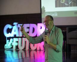 Desmitifica Diego Golombek, en la Preparatoria de Jalisco, las ideas erradas en torno al funcionamiento del cerebro