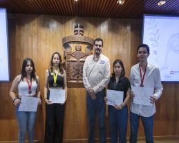 Distinguen a alumna de la Preparatoria 20 que representó a México en la Olimpiada Internacional de Filosofía realizada en Grecia