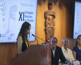 Distinguen a alumna de la Preparatoria 20 que representó a México en la Olimpiada Internacional de Filosofía realizada en Grecia