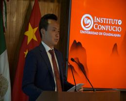 Imparte el embajador de China en México la primera clase del Instituto Confucio de la UdeG a bachilleres del SEMS