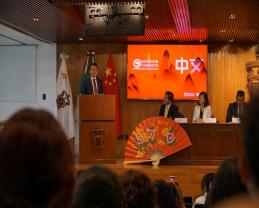 Imparte el embajador de China en México la primera clase del Instituto Confucio de la UdeG a bachilleres del SEMS