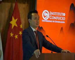 Imparte el embajador de China en México la primera clase del Instituto Confucio de la UdeG a bachilleres del SEMS