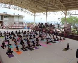 Efectúa la Preparatoria 19 el primer encuentro de Yoga entre escuelas del SEMS