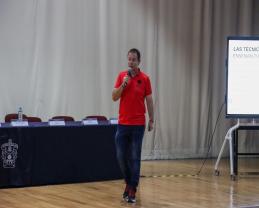 Comparte entrenador de porteros del Atlas FC estrategias a estudiantes de la Preparatoria 5 para prevenir la ansiedad