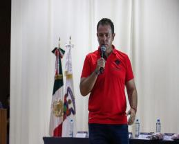 Comparte entrenador de porteros del Atlas FC estrategias a estudiantes de la Preparatoria 5 para prevenir la ansiedad