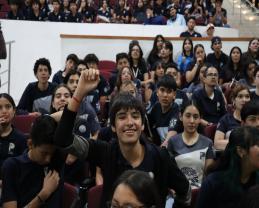 Comparte entrenador de porteros del Atlas FC estrategias a estudiantes de la Preparatoria 5 para prevenir la ansiedad