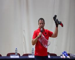Comparte entrenador de porteros del Atlas FC estrategias a estudiantes de la Preparatoria 5 para prevenir la ansiedad