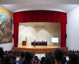 Comparte entrenador de porteros del Atlas FC estrategias a estudiantes de la Preparatoria 5 para prevenir la ansiedad