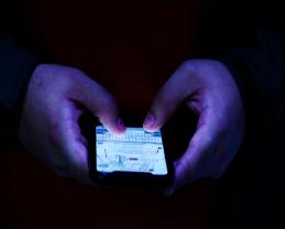 Exhortan a jóvenes de Prepas UDG reportar casos de extorsión telefónica y no ofrecer datos personales a quienes les contacten