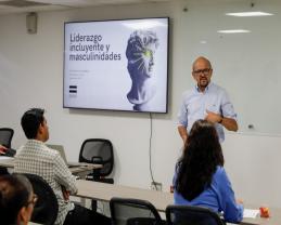 Capacitan a personal directivo de Prepas UDG sobre liderazgos incluyentes y nuevas masculinidades