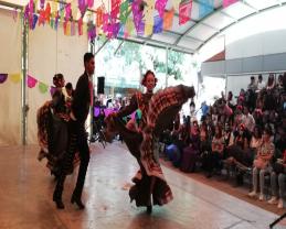 El ballet folclórico de Preparatoria 8 acompañará a la marioneta gigante, La Pequeña Amal, en su recorrido por Guadalajara