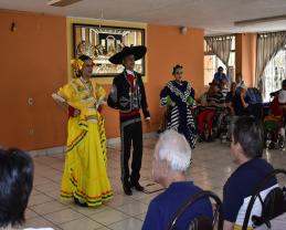 El ballet folclórico de Preparatoria 8 acompañará a la marioneta gigante, La Pequeña Amal, en su recorrido por Guadalajara