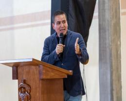 Condecora la Escuela Vocacional al Maestro Emérito José Manuel Jurado Parres como miembro distinguido de esta comunidad