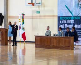 Condecora la Escuela Vocacional al Maestro Emérito José Manuel Jurado Parres como miembro distinguido de esta comunidad
