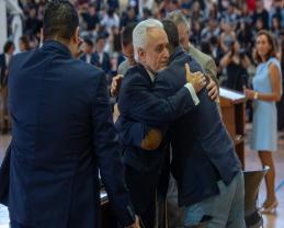 Condecora la Escuela Vocacional al Maestro Emérito José Manuel Jurado Parres como miembro distinguido de esta comunidad