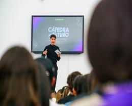 Expone la Cátedra del Futuro distintas opciones de estudio a alumnado de la Preparatoria 15
