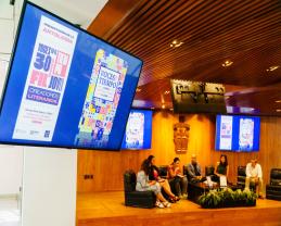 Presentan la antología Voces en el Tiempo, 30 años creadores literarios FIL Joven en el edificio Valentín Gómez Farías