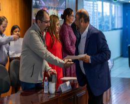 Entregan certificados de innovación y emprendimiento a Prepas UDG y miembros de distintos centros universitarios