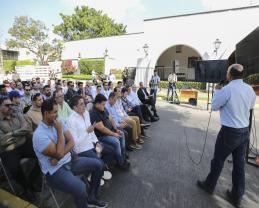 Promueven masculinidades positivas ante hombres afuera de Casa Jalisco