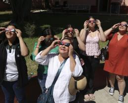 Disfrutan más de cuatro mil personas eclipse solar en el Instituto de Astronomía y Meteorología de la UdeG