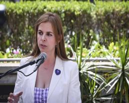 Karla Planter y autoridades municipales rinden homenaje a la educadora y humanista Irene Robledo García