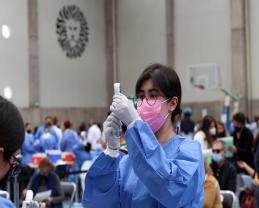 Llama la UdeG a su comunidad académica a aplicarse refuerzo de vacuna contra COVID-19