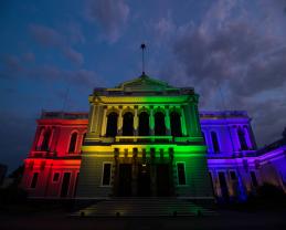 El MUSA colorea con luces su fachada por el Día Internacional del Orgullo LGBTIQ+