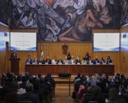 Recibe Rector General medalla por su trayectoria académica