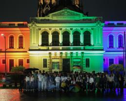 El MUSA se ilumina con los colores del orgullo en honor a la diversidad sexual