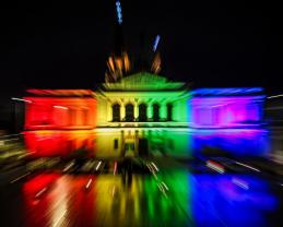 El MUSA se ilumina con los colores del orgullo en honor a la diversidad sexual