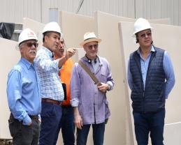 Craig Dykers inspecciona la construcción del Museo de Ciencias Ambientales