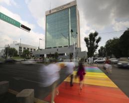 La UdeG pinta la vía de colores en el Día del Orgullo