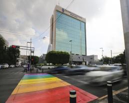 La UdeG pinta la vía de colores en el Día del Orgullo