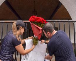 Regala la Preparatoria de Jalisco 140 rosas al gobernador, una por cada millón que quitó al MCA