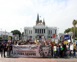 Regala la Preparatoria 7, de manera simbólica, 140 pelotas al gobernador para exigirle que regrese el dinero del MCA