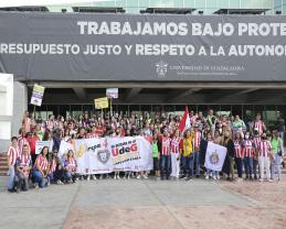 Con uniforme de Chivas marcha Preparatoria 4 para ver si así el Gobernador atiende las demandas universitarias