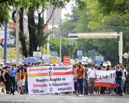 Académicos del CUCS y comunidad de la Preparatoria 10 realizan la marcha 142