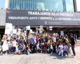Comunidad de la Preparatoria 11 llevan botiquín al gobernador para estabilizar su estado de ánimo