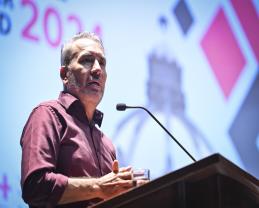 Entregan contratos de definitividad a 403 trabajadores universitarios